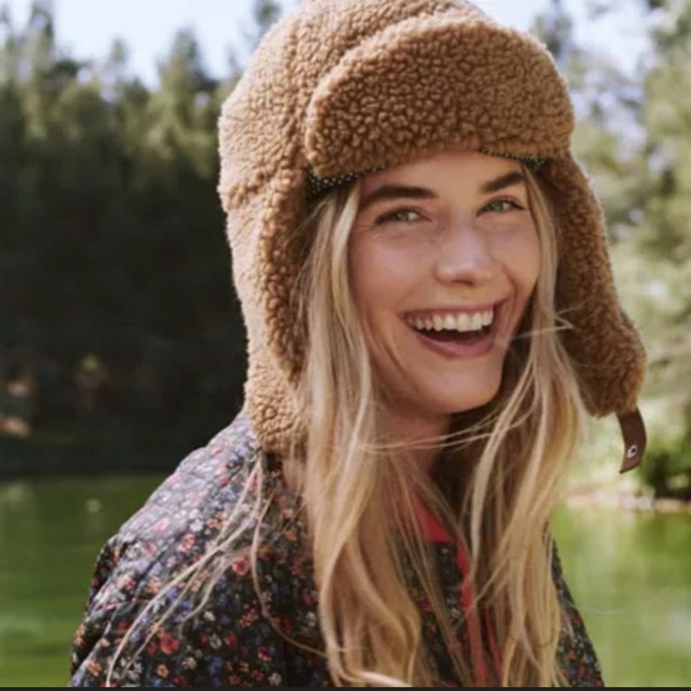THE GREAT x Edie Bauer. Brown Tan Sherpa Bomber Hat